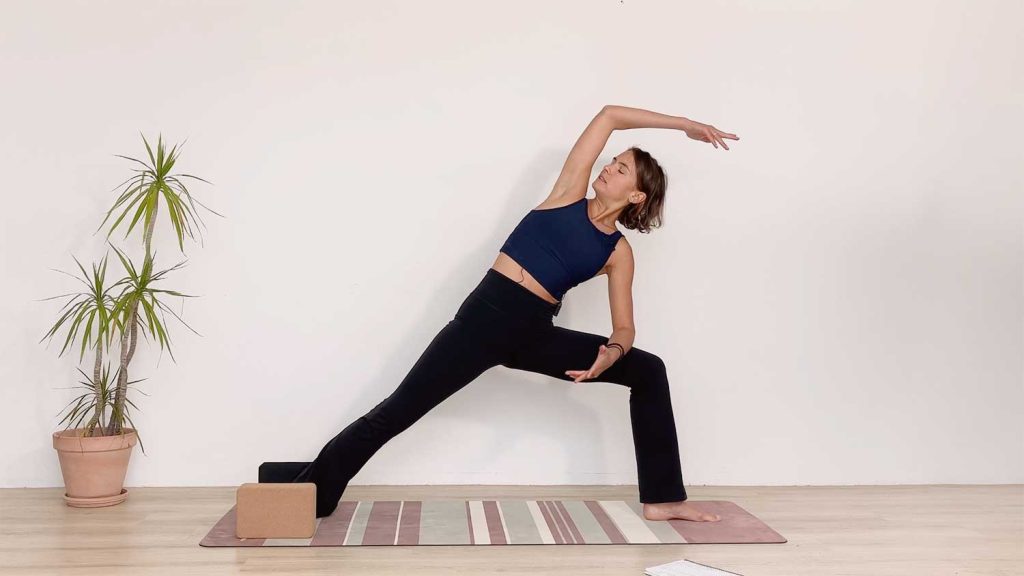 Vee vinyasa yoga class, Flow to let it go